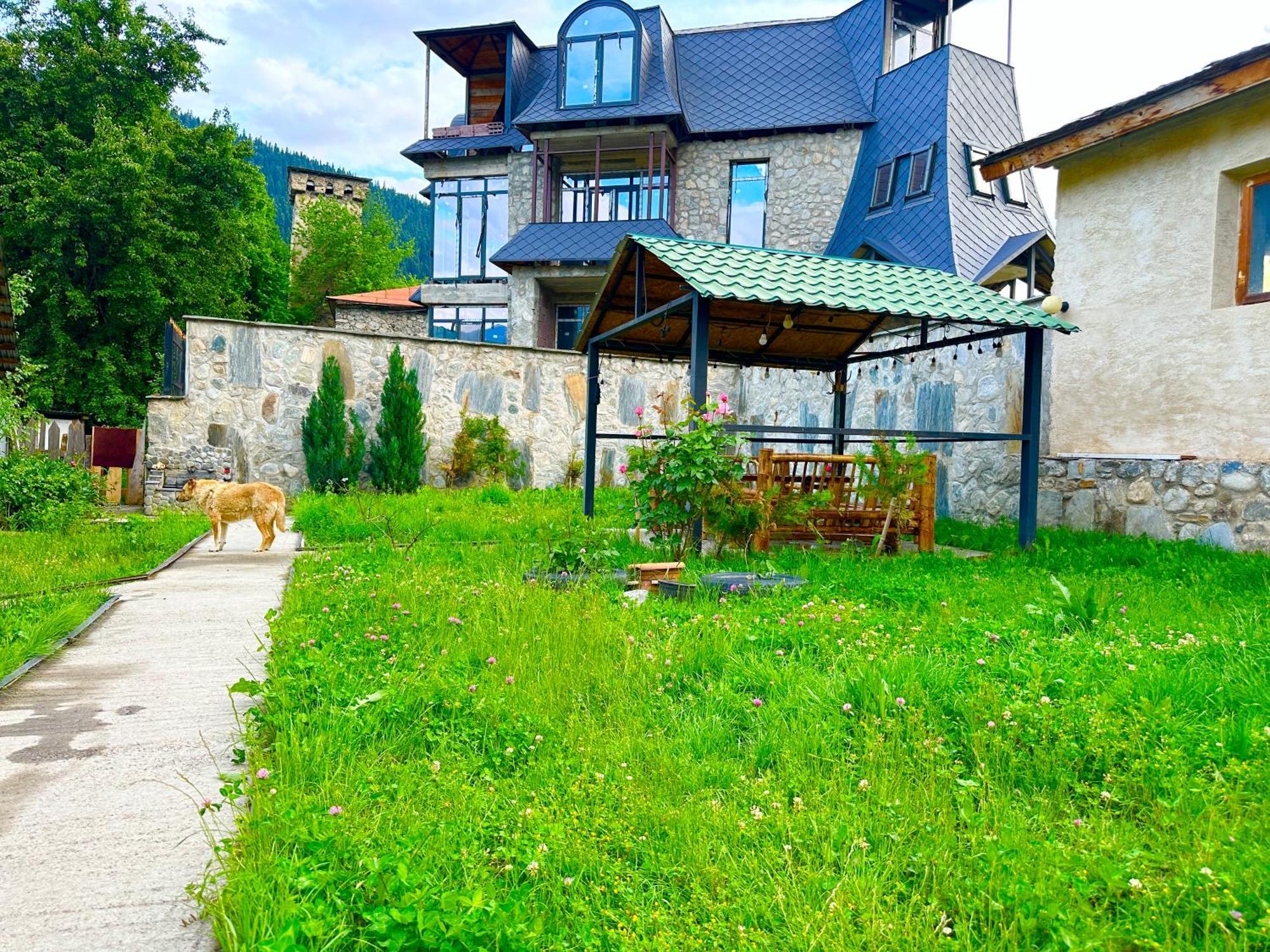 Mziuri Guest House Местия Экстерьер фото