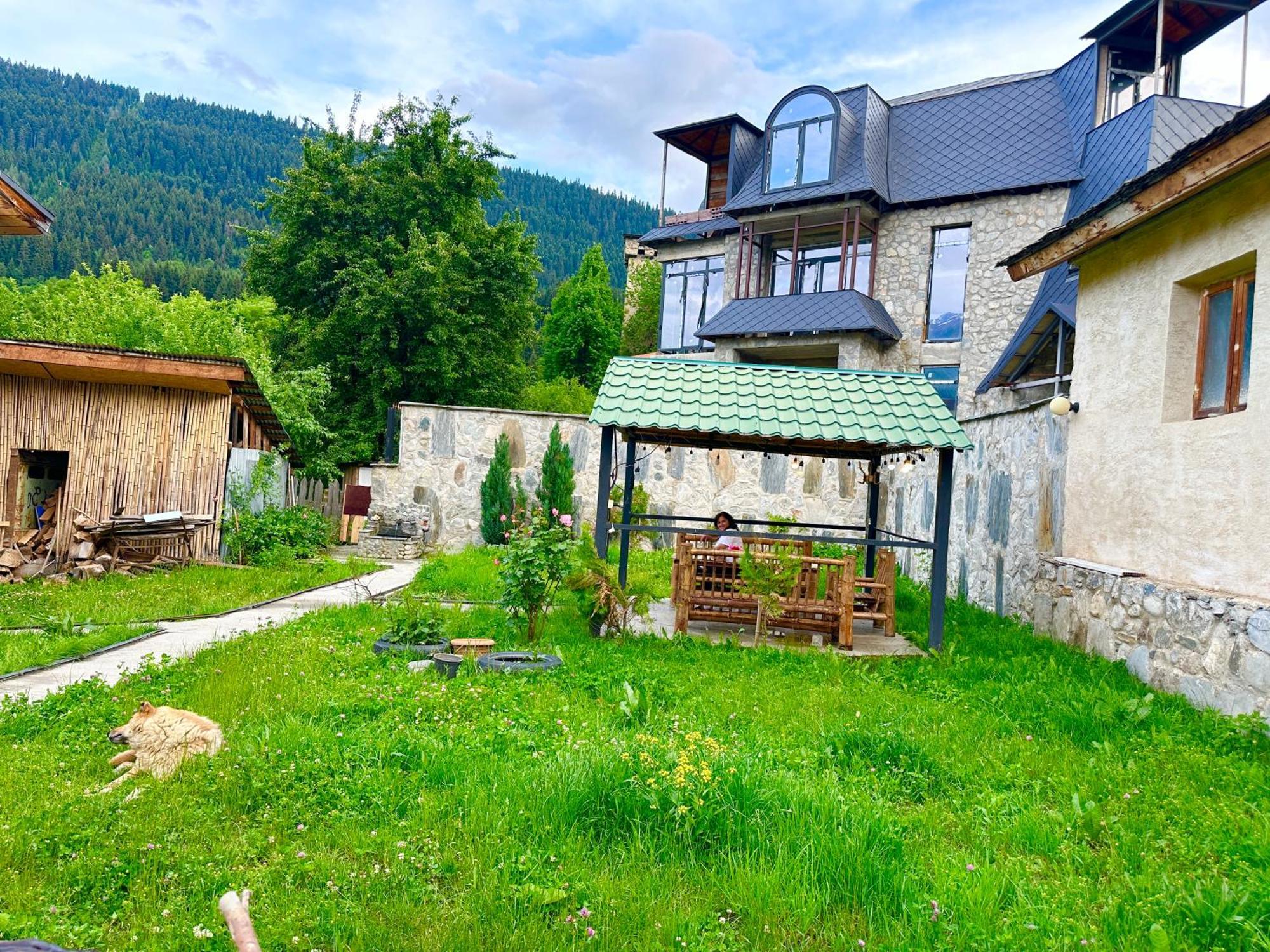 Mziuri Guest House Местия Экстерьер фото