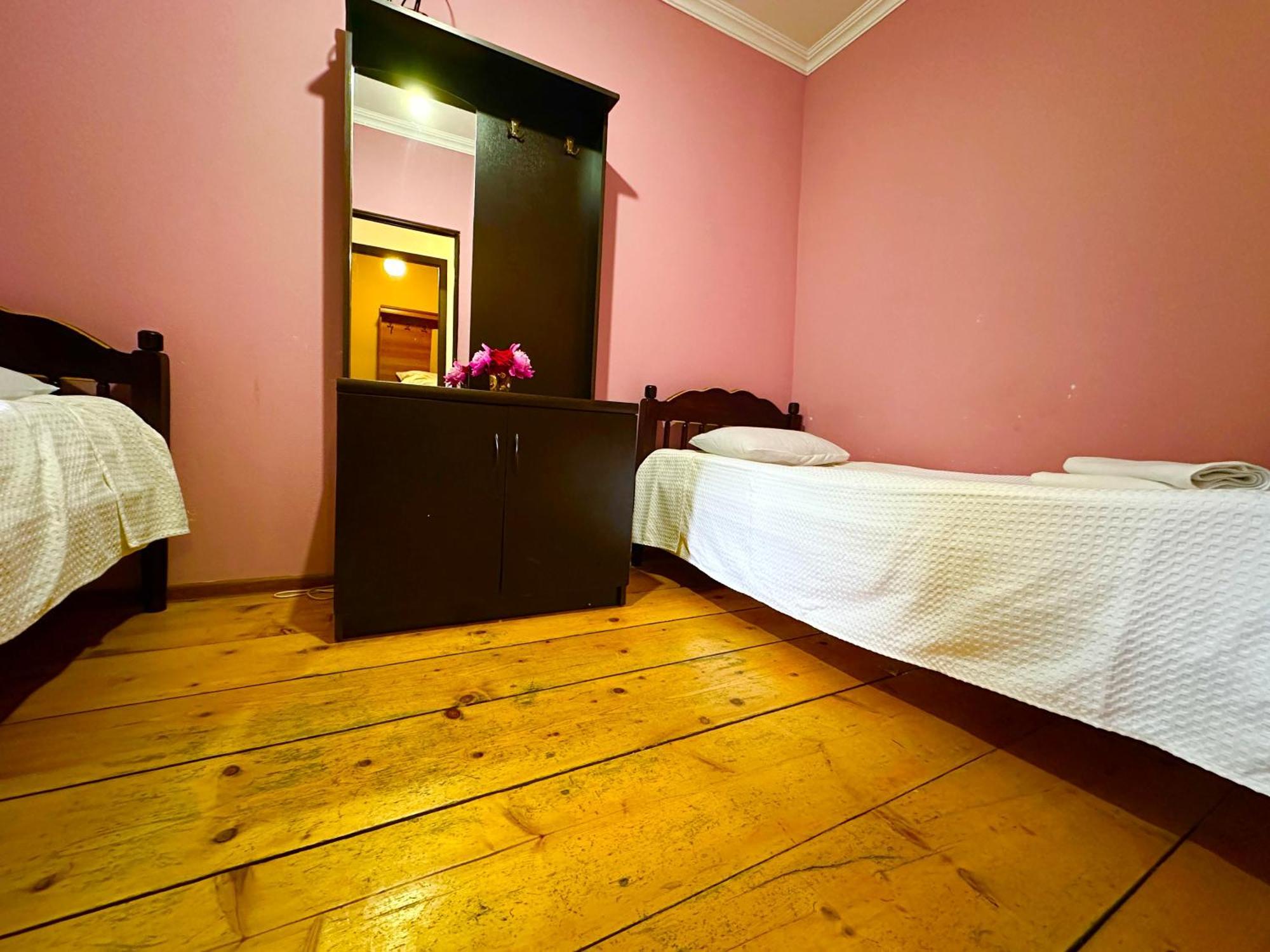 Mziuri Guest House Местия Экстерьер фото